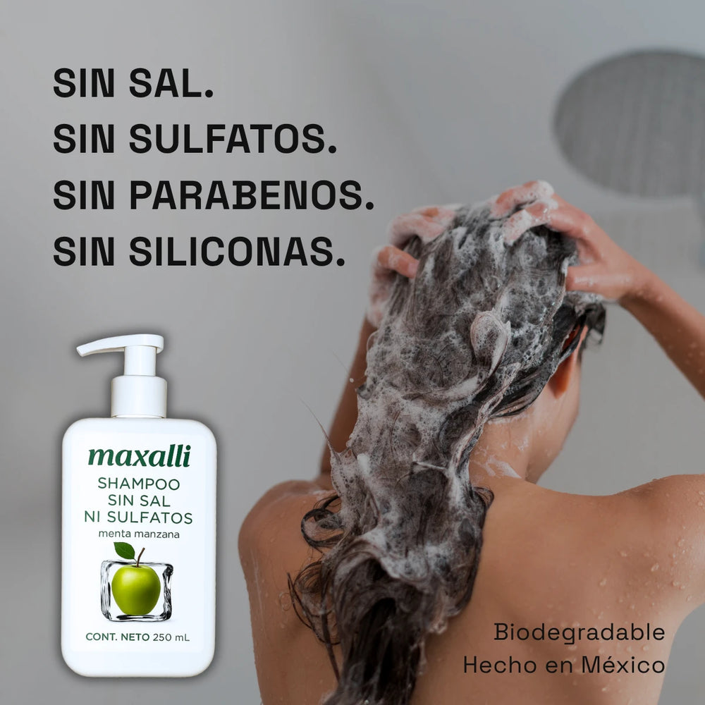 Mujer lavando su cabello con shampoo sin sal, sin sulfatos y sin parabenos. Producto natural biodegradable hecho en México.